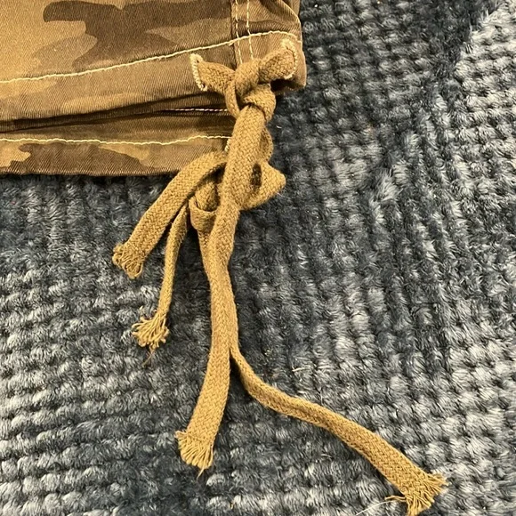 NWT DISCLOSURE BAGGY CARGO CAMO PANTS💚💚 - Picture 8 of 14